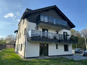 una gran casa blanca con balcón en Enduro Spot - Apartament pod Kozią Górą, en Bielsko-Biala