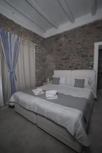 Cama ou camas em um quarto em Thomas Villas on the beach Katapola