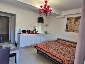 sypialnia z łóżkiem oraz kuchnia z żyrandolem w obiekcie Prince Apartments w Wenecji