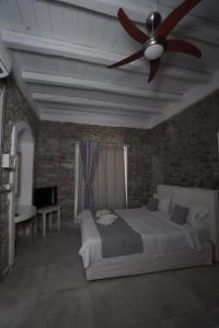 Cama ou camas em um quarto em Thomas Villas on the beach Katapola