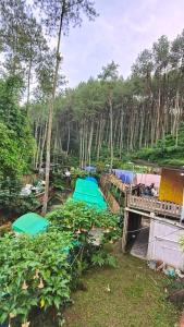 Κήπος έξω από το Wulandari camping Pangalengan