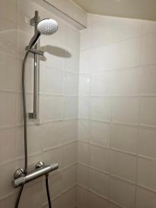 una ducha con cabezal de ducha en un baño en Wanderlust - Vlakbij strand - Omheinde privétuin, en Noordwijk aan Zee 16 fotos más