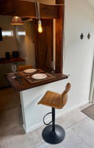 Una cocina con un mostrador con una mesa y una silla. en Wanderlust - Vlakbij strand - Omheinde privétuin, en Noordwijk aan Zee