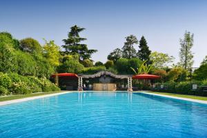 サン・ピエトロ・イン・カリアーノにあるビブロス アート ホテル ヴィラ アミスタの庭中のスイミングプール