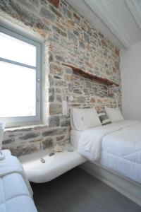 Cama ou camas em um quarto em Thomas Villas on the beach Katapola