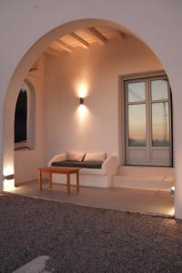 Uma área de estar em Thomas Villas on the beach Katapola