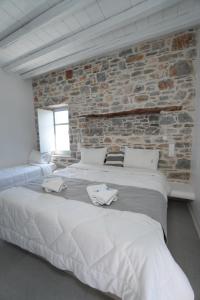 Cama ou camas em um quarto em Thomas Villas on the beach Katapola