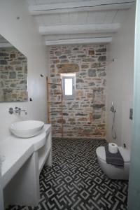 Um banheiro em Thomas Villas on the beach Katapola