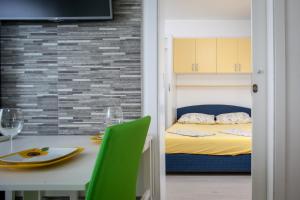 a room with a bed and a table with a dining room at Apartmani Mira in Drasnice