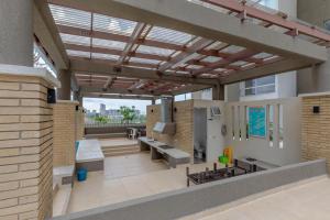 バランキージャにあるLux University Aptの広い客室で、建物内にベンチとテーブルがあります。