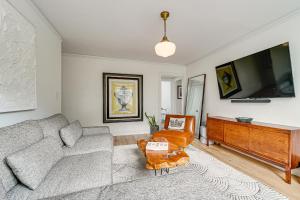 TV a/nebo společenská místnost v ubytování 8 Mi to Beach Cozy Condo Getaway in Wilmington!