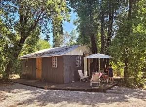 a small shack with a table and chairs in front at CABAÑA LIRCAY - 2 habitaciones 48M2 para 4 personas in San Clemente