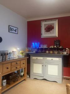 Una cocina o kitchenette en Waterfront Rest B&B