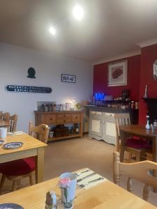 Una cocina o kitchenette en Waterfront Rest B&B
