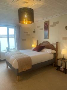 Postel nebo postele na pokoji v ubytování Waterfront Rest B&B