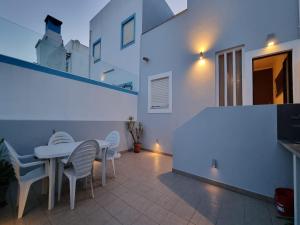 a patio with a table and chairs and a building at Casa Yucca in Salema