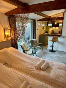 Un dormitorio con una cama grande y una cocina. en Wanderlust - Vlakbij strand - Omheinde privétuin, en Noordwijk aan Zee