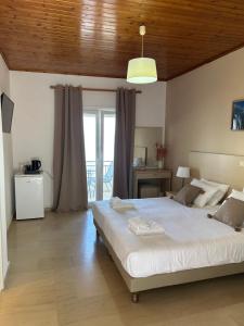 Postel nebo postele na pokoji v ubytování Akrogiali Rooms