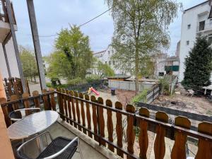 a balcony with a table and chairs and a yard at Gemütlich & Zentral - Familien-Oase mit Balkon,Waschmaschine, Trockner für 4 Personen in Bremerhaven +5 photos