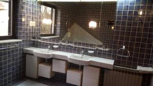 Baño con 3 lavabos y espejo en Fefe Apartment with Sea view, en Vantačići