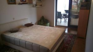un dormitorio con una cama en una habitación en Fefe Apartment with Sea view, en Vantačići