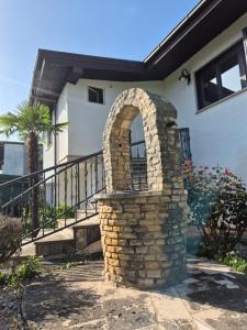 una chimenea de piedra frente a una casa en Fefe Apartment with Sea view, en Vantačići