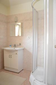 Kúpeľňa v ubytovaní Panoráma Apartmanház + 29 fotografií