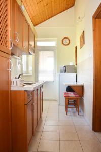 Kuchyňa alebo kuchynka v ubytovaní Panoráma Apartmanház