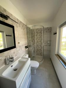 een badkamer met een wastafel, een toilet en een douche bij Przystanek Karpacz - Komuny Paryskiej 3 in Karpacz +25 foto's