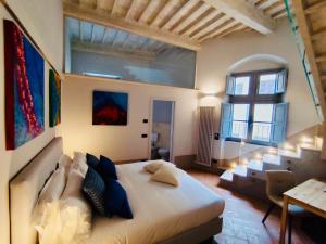 a bedroom with a large bed in a room at Dimora Dell'Erbe Rooms in Montepulciano