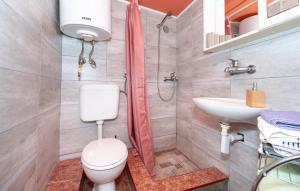 Kúpeľňa v ubytovaní Cozy Apartment In Benkovac With Wifi