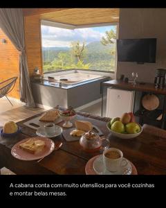 Camera con tavolo da pranzo e vasca da bagno. di Refúgio da Realeza a Urubici