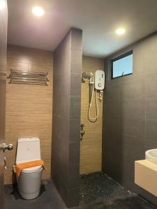 ein Badezimmer mit Toilette, Waschbecken und Dusche in der Unterkunft Arwana Beach Resort - BS in Pulau Perhentian Besar