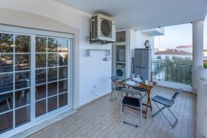 eine Küche und ein Esszimmer mit Tisch und Stühlen in der Unterkunft South East Wind Apartment in Lagos