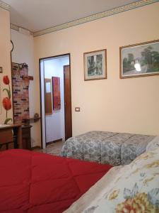 pokój hotelowy z 2 łóżkami i drzwiami w obiekcie B&b Fabra Casa Mia e non solo w mieście Falvaterra