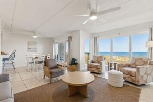 Una sala de estar con vista al mar. en 106 Oceans of Amelia, en Fernandina Beach