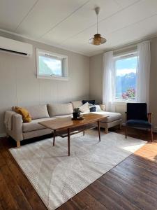 a living room with a couch and a table at Flo Lake House in Stryn
