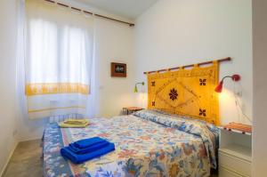 1 dormitorio con 1 cama con cabecero amarillo en Jana's Flat - Seafront apartment, en Fertilia