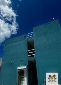エル・コージョにあるCasa GLEZAR el cuyoの空を背景にした青い建物