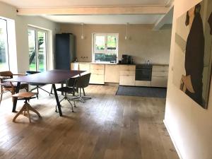 a kitchen and dining room with a table and chairs at Künstlerhaus im Blauen Land für die grosse Familie in Ohlstadt