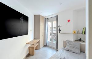 a bedroom with a bed and a tv on a wall at Maison 4 chambres - Cannes centre -Clim WIFI 7 personnes in Cannes