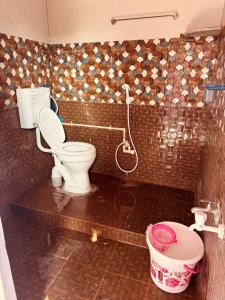 ティルヴァンナーマライにあるMURUGA Homestayのトイレとシャワー付きのバスルーム