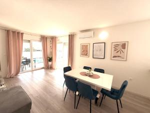 un salon avec une table et des chaises de salle à manger dans l'établissement Villa Sarah Medulin, à Medulin