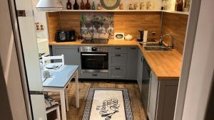 a small kitchen with a sink and a stove at Ferienwohnung 36, die etwas Andere in Quedlinburg