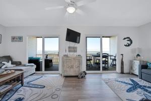 Φωτογραφία από το άλμπουμ του Starfish on the Channel - New waterfront townhome with golf cart! σε Black Point Landing