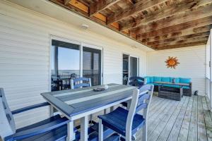 Black Point LandingにあるStarfish on the Channel - New waterfront townhome with golf cart!の家の玄関の椅子