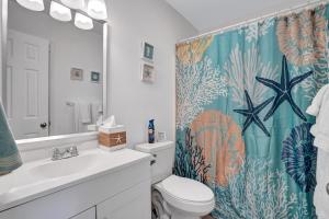 Black Point LandingにあるStarfish on the Channel - New waterfront townhome with golf cart!のトイレとシャワーカーテン付きのバスルーム +53枚の写真