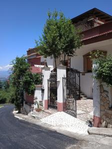 budynek z drzewem po stronie ulicy w obiekcie B&b Fabra Casa Mia e non solo w mieście Falvaterra