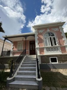 Budova, kde se penzion – hostinec nachází + 30 fotografií