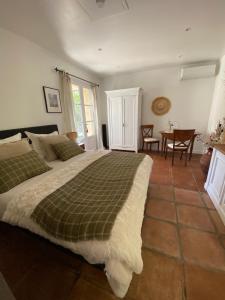 Postel nebo postele na pokoji v ubytování Le Clos de la Chèvre Sud + 37 fotografií